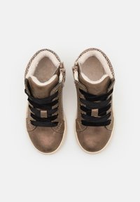 Metallisch bronzefarbene High-Top-Sneaker mit schwarzen Schnürsenkeln, weichem weißen Futter und einer strukturierten Rückwand. Gummisohle, robuste Konstruktion.
