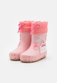 Stivali di gomma rosa con una parte superiore pieghevole, caratterizzati da una grafica di un orso, testo "dolce INVERNO" e motivi floreali sulla suola. Accentuati con lacci rosa.
