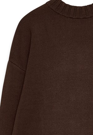 Gros plan sur un pull en maille marron présentant un col rond côtelé et un tissu texturé sur les manches et le corps.