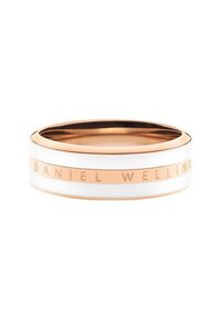 Ruusu-kullan värinen sormus valkoisilla emalisisustoilla, jossa on kaiverrettu "DANIEL WELLING" -teksti. Sileä pinta, pyöristetyt reunat ja elegantti muotoilu.