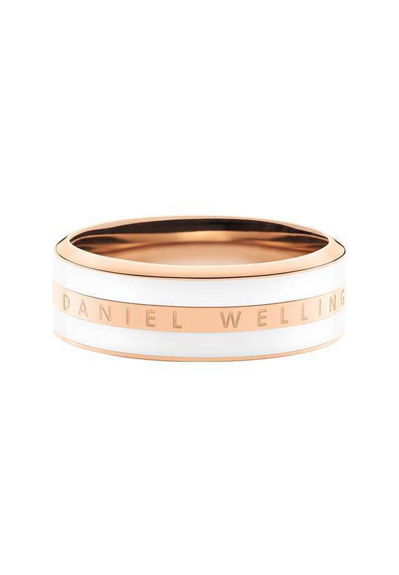 Ruusu-kullan värinen sormus valkoisilla emalisisustoilla, jossa on kaiverrettu "DANIEL WELLING" -teksti. Sileä pinta, pyöristetyt reunat ja elegantti muotoilu.