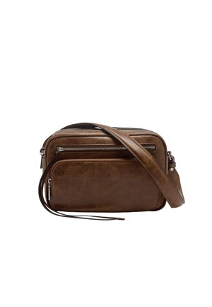 Brązowa skórzana torba crossbody z wieloma zamykanymi na zamek przegrodami, płaskim kształtem, regulowanym paskiem i gładką fakturą. Funkcjonalny i kompaktowy design.