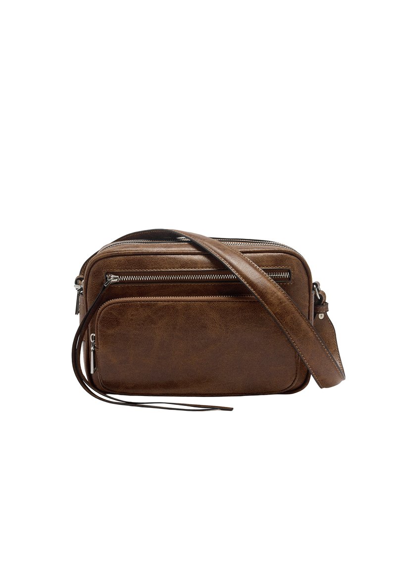 Brązowa skórzana torba crossbody z wieloma zamykanymi na zamek przegrodami, płaskim kształtem, regulowanym paskiem i gładką fakturą. Funkcjonalny i kompaktowy design.