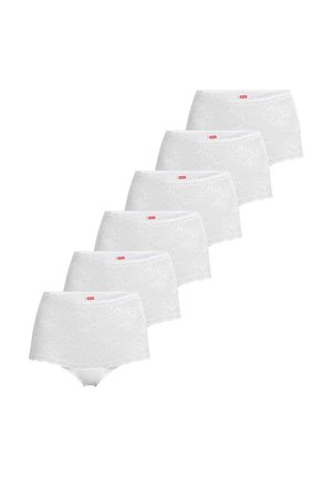 Zes witte hoge taille slipjes van kant met bloemmotief, diagonaal gerangschikt op een witte achtergrond.