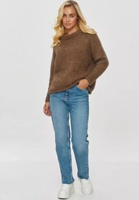 Makadamia LUŹNYM KROJU brązowy