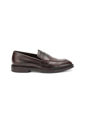 Mocasin de cuero marrón con una textura suave, que presenta una cinta decorativa y costuras a lo largo de la puntera. Suela plana y diseño aerodinámico.