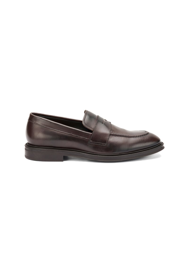 Mocassino in pelle marrone con una texture liscia, caratterizzato da una fascia decorativa e cuciture lungo la punta. Suola piatta e design snello.