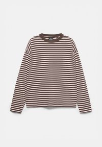 T-shirt à manches longues avec col rond, rayures horizontales marron et beige, coupe décontractée et col côtelé, présenté sur fond blanc.