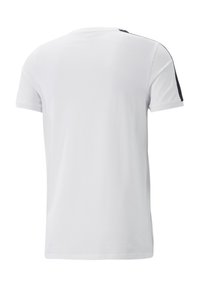 Camiseta blanca de manga corta hecha de algodón, con un detalle negro en el hombro y un diseño de cuello redondo. Textura suave, ajuste casual.