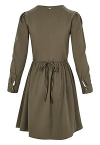 Robe verte olive à manches longues avec une taille cintrée, détail de lien au dos et poignets boutonnés. Tissu lisse avec une texture subtile.