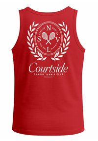 Rotes ärmelloses Tanktop aus Baumwolle. Die Vorderseite zeigt weißen Text "Courtside Sunday Tennis Club" mit einem Tennis-Motiv und Lorbeerdesign.