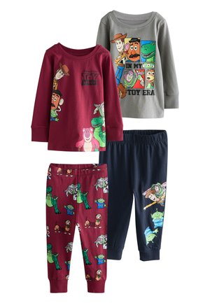 Zwei Sets von langärmeligen Pyjamas mit Figuren aus Toy Story, darunter Woody, Buzz Lightyear und Rex, in roten und grauen Oberteilen mit passenden gemusterten Hosen.