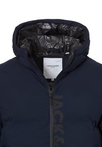 Marineblauwe hoodie met een glanzende grijze voering, voorkeursrits en groot "JACK & JONES" logo in een matte afwerking op de borst.