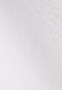 Effen wit textiel met een fijne geweven structuur en een subtiel ruitpatroon, gelijkmatig verlicht met lichte schaduwen.