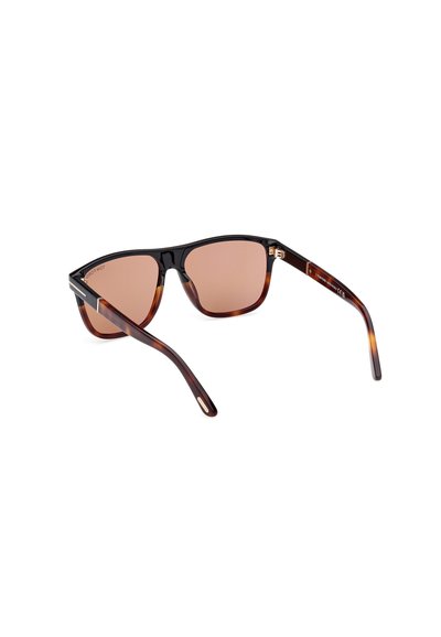 Gafas de sol rectangulares con montura negra y de carey, lentes marrones degradados y detalles metálicos en las varillas.