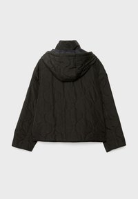 Veste matelassée noire à manches longues avec capuche intégrée, vue de dos sur un fond clair uni.