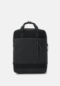 Svart ryggsäck med en texturerad toppanel, slät kropp, dubbla handtag upptill, sidoficka med dragkedja och ett horisontellt band längst ner.