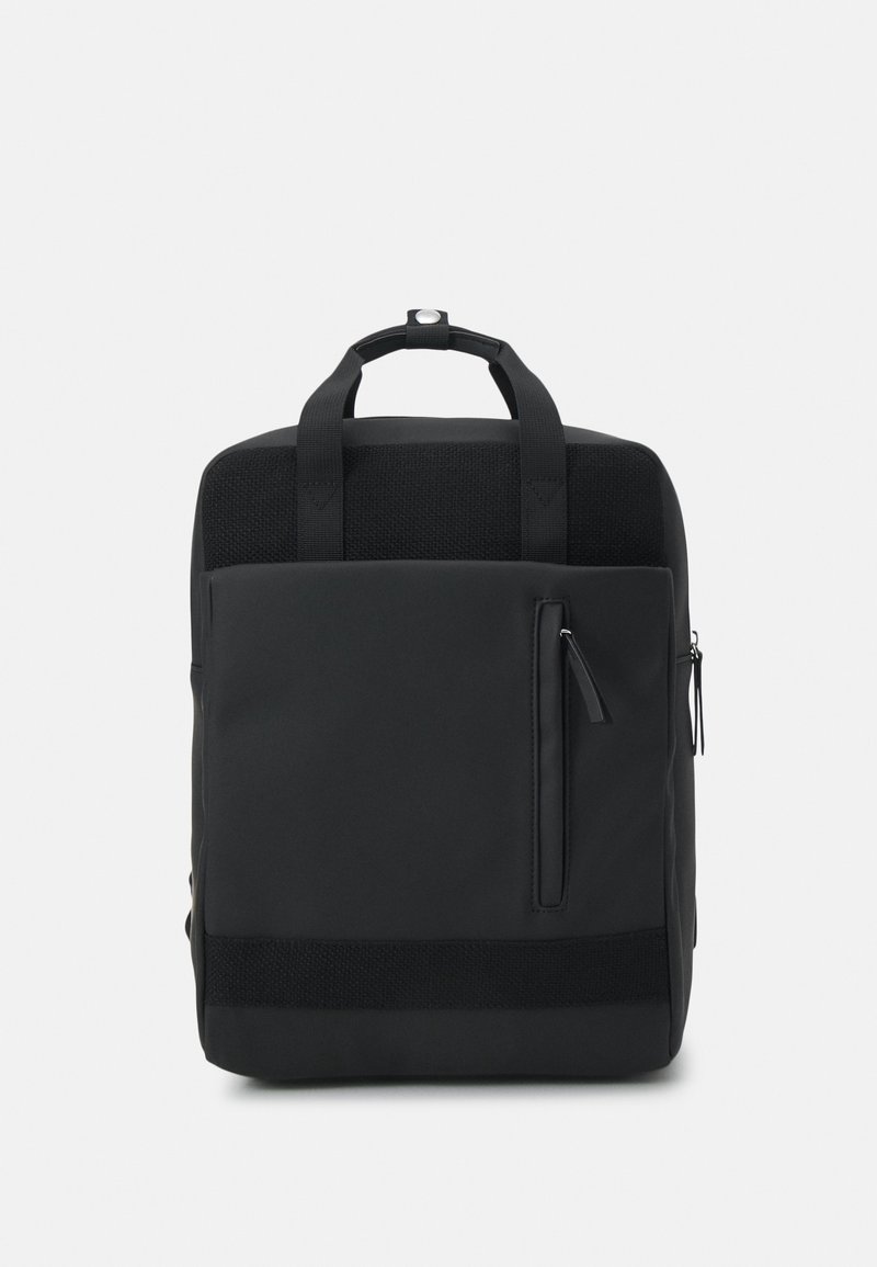 Zwarte rugzak met een gemêleerde bovenpanel, een gladde body, dubbele handgrepen aan de bovenkant, een zijvak met rits en een horizontale band aan de onderkant.