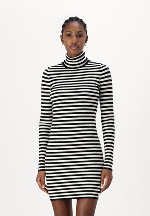 Gestreiftes Kleid mit hohem Kragen, langen Ärmeln, körperbetonter Silhouette, aus geripptem Stoff in abwechselnden Schwarz- und Weißstreifen.