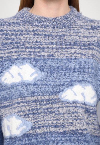 Sweter dzianinowy w kolorze niebieskim i kremowym z wzorem chmur. Posiada okrągły dekolt oraz teksturowany, miękki materiał o różnej grubości włóczki.