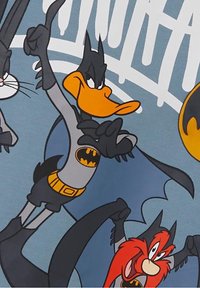 Personajes de dibujos animados en trajes de superhéroe: Pato Lucas en gris y amarillo, Bugs Bunny y el Diablo de Tasmania sobre un fondo azul.