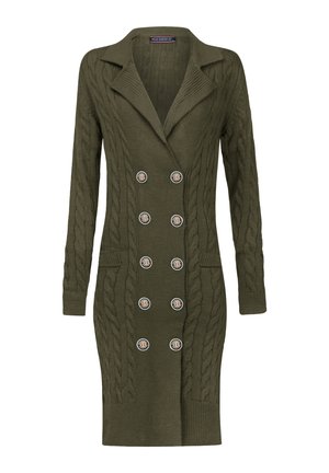 Olivgrüne Strickjacke mit Zopfmuster, doppelt geknöpftem Design, großen Knöpfen mit Logos und zwei Fronttaschen.