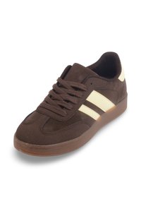 Baskets marron avec une texture en daim, bout rond et bandes latérales crème. Les lacets et le col rembourré améliorent le confort.