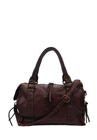 Sac en cuir marron avec poignées doubles, une bandoulière réglable, des accents de couture et du matériel décoratif. Design structuré mais doux.