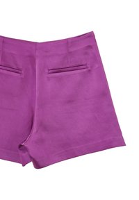 Shorts violets en tissu lisse, dotés de deux poches arrière et d'un design épuré et simple avec une coupe droite.