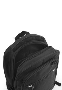 Mochila negra hecha de un tejido duradero, con un compartimento principal grande con cremallera, bolsillo frontal y detalles de malla en la parte superior.