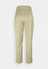 Pantalon beige à taille élastique et jambes droites, vu de dos sur fond blanc.