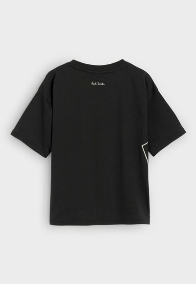 Musthaving musta puuvillane t-särk lühikeste varrukatega, millel on seljal väike valge "Paul Smith" logo ja külgedel valge geomeetriline aktsent.