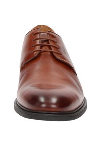 Scarpa da dress in pelle marrone con punta arrotondata, design con lacci, texture liscia e sottopiede nero in gomma sottile. Branding minimalista sulla parte superiore.
