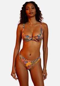 Twee-delig bikini met een kleurrijk bloemmotief, gemaakt van gladde stof. De top heeft een gestructureerd ontwerp met brede banden en een lage uitsnijding aan de onderkant.