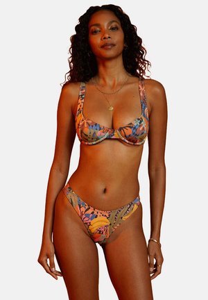 Tvådelad bikini med ett färgglatt blommönster, tillverkad av mjukt tyg. Toppen har en strukturerad design med breda axelremmar och en lågt skuren bottom.