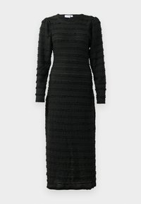 Vestido preto de mangas longas, com riscas horizontais texturizadas e uma silhueta ajustada, feito de um material leve e elástico.