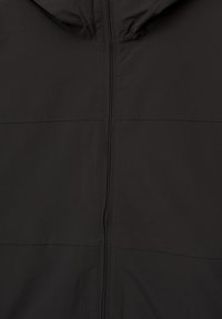 Schwarze leichte Jacke mit Reißverschluss, ausgestattet mit einer Kapuze und Nahtdetails. Glatte Textur, minimalistisches Design.