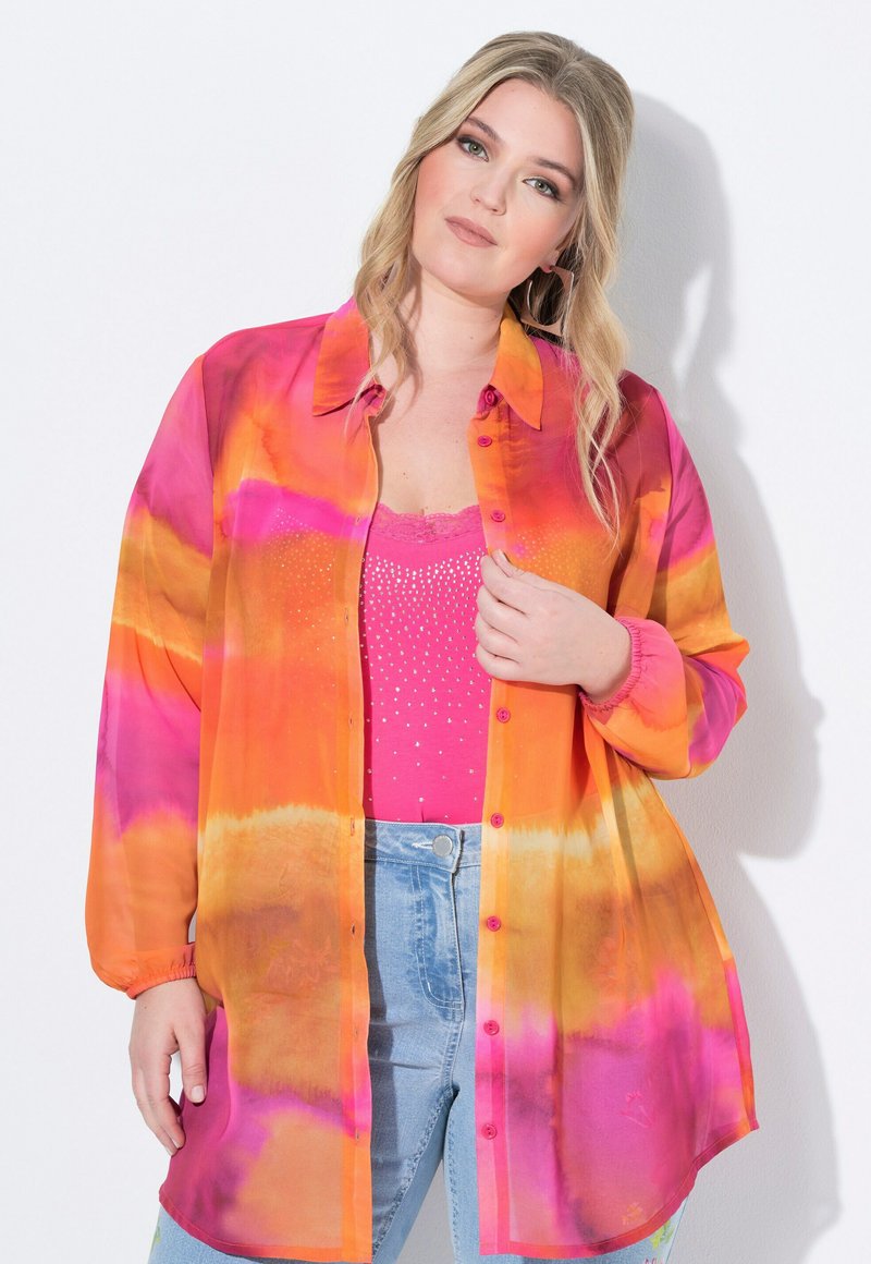 Camicia button-up trasparente a maniche lunghe in una gradiente di tonalità rosa, arancione e giallo; presenta una vestibilità rilassata e una texture translucida.