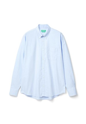 Camisa de botones azul claro de algodón con mangas largas, un bolsillo en el pecho y dobladillo redondeado. Diseño liso sin patrones.