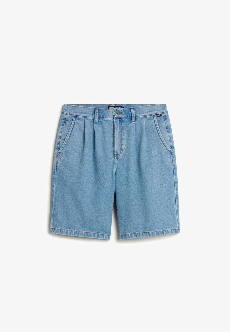 Shorts de mezclilla en azul claro, con un corte relajado, pliegues frontales, lazos para cinturón y dos bolsillos delanteros. Dobladillos simples con costuras sutiles.