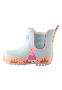 Botte de pluie en caoutchouc bleu clair avec des accents roses, semelle texturée, et un dessin latéral d'un cochon de dessin animé. Comporte le texte "Jouons" à l'arrière.