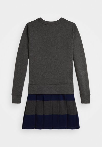 Sudadera gris de manga larga y cuello redondo, unida a una falda plisada azul marino con rayas grises. Textura de tela suave.
