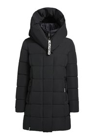 Cappotto piumino nero con colletto alto e cappuccio oversize, caratterizzato da un design trapuntato, due cerniere laterali e un logo sul tirante della cerniera.