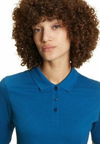 Korte mouwen polo shirt in levendig blauw, met een klassieke kraag en een knoopsluiting met drie knopen. Katoenmengsel met een gestructureerde afwerking.