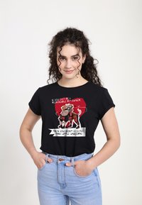 Sort bomulds T-shirt med et farverigt grafisk design af dyr og tekst. Korte ærmer og en afslappet pasform. Frontdesignet inkluderer et humoristisk citat.