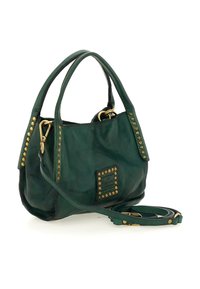 Borsa a tracolla in pelle verde con borchie dorate, due manici, una tracolla staccabile e una patch rettangolare con il marchio sul davanti.