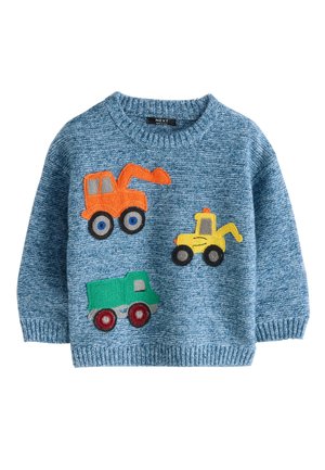 Jersey azul de punto con vehículos de construcción infantiles bordados: una excavadora naranja, una bulldozer amarilla y un camión verde.
