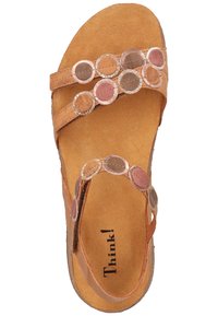 Sandale en daim beige avec des accents en cuir de couleur rose et marron en forme de cercle sur les sangles. Semelle intérieure rembourrée avec le logo "Think!" à l'intérieur.