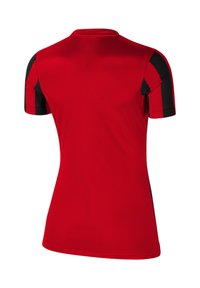 Rode sporttrui met korte mouwen, voorzien van zwarte accenten op de schouders en zijkanten, gemaakt van ademend meshmateriaal.