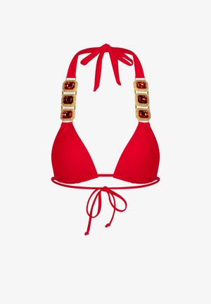 Haut de bikini triangle rouge avec des liens ajustables, orné d'accents dorés et de trois grandes bijoux rouges sur les bretelles, fabriqué en tissu lisse.